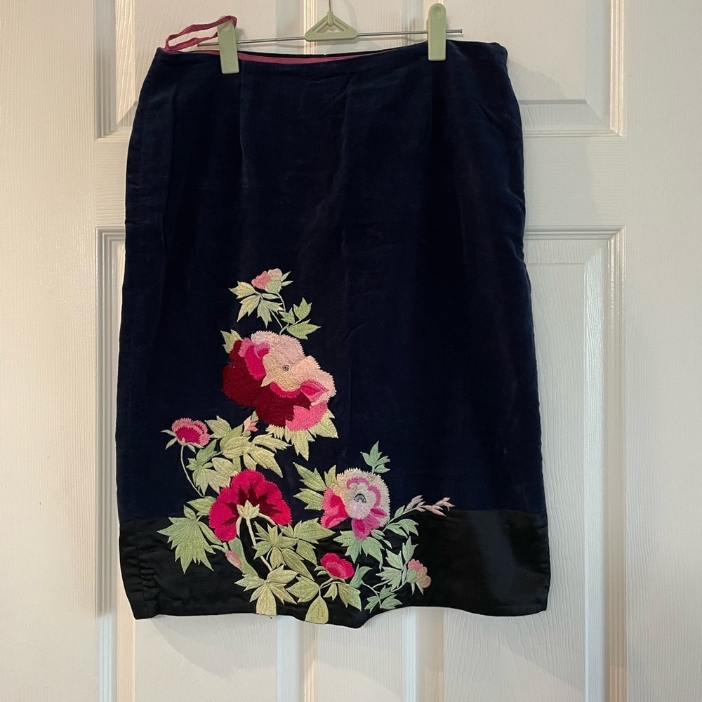 Anthropologie Fei Velvet Embroidered Floral Skirt size 10.